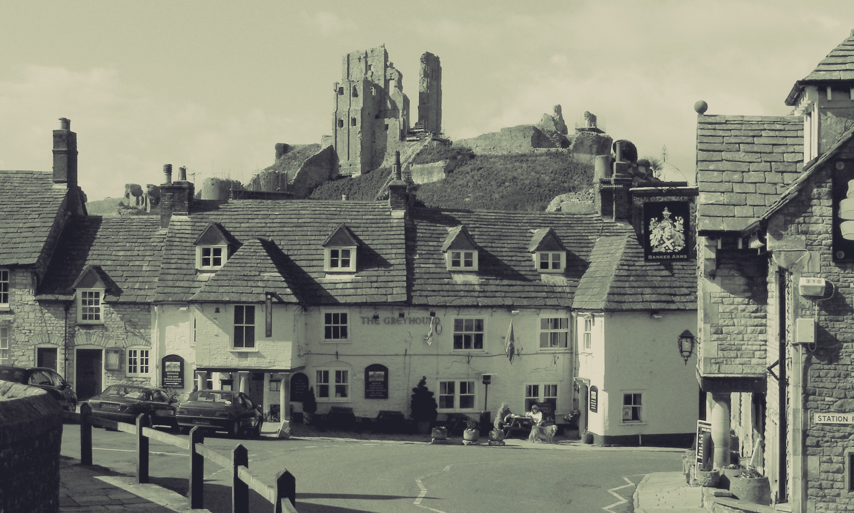 Corfe-Castle_blackandwhite